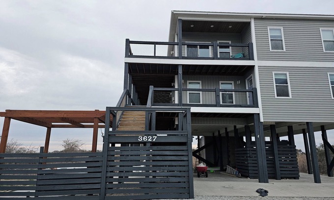 North Topsail Beach House | Breathtaking Home: Wifi, Kayaks, & More!