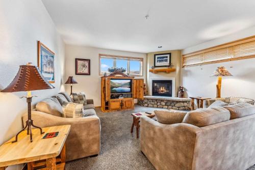 Warrior's Mark House | Breckenridge Condo: Large Patio & Shared Amenities