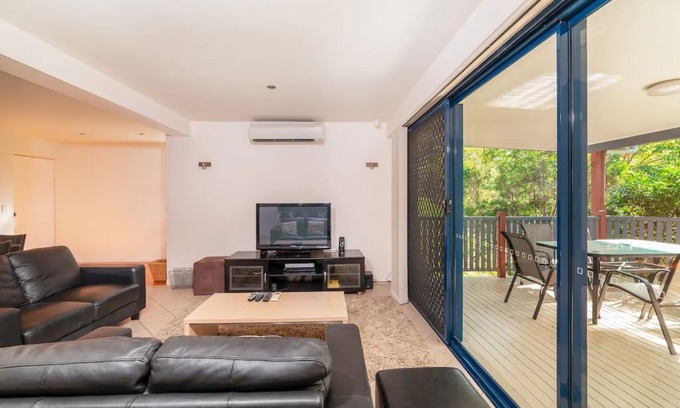 Balmoral House | Breezy 4 Bedroom Queenslander in Balmoral