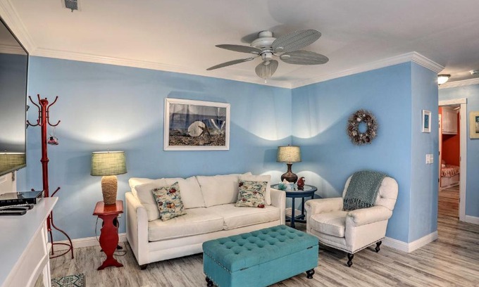 Garden City Apartment | Breezy Murrells Inlet Condo with Deck Walk to Beach