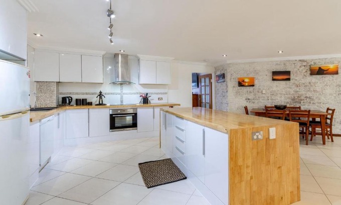 Bellara House | Bribie Escape, Top Floor Unit with Waterviews