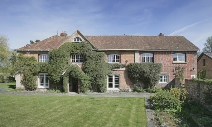 Britford Villa | Bridge Farmhouse - Eight En suite bedrooms