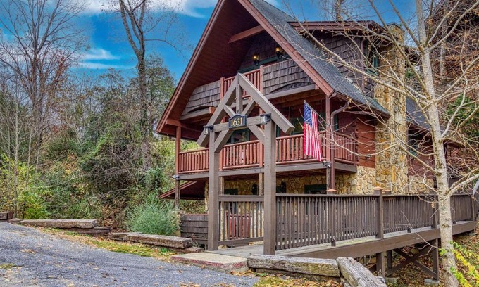 Sevierville House | Bridgewood Cabin, Hot Tub, FREE Attraction tickets, WIFI!