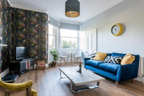 Hove Apartment | Bright 1 Bedroom Flat Minutes from the Beach and Trains