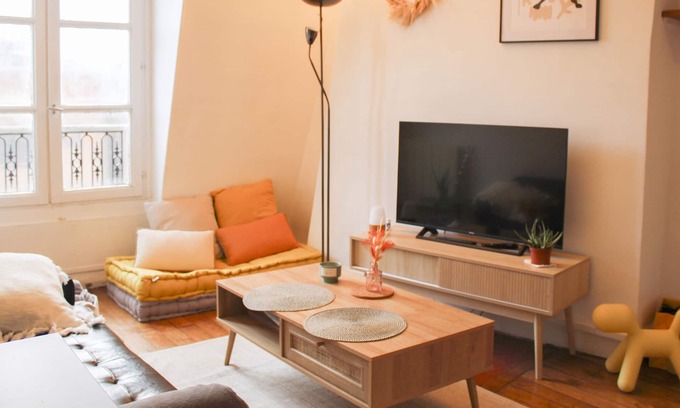 Porte-Saint-Martin Apartment | Bright 28m² overlooking the Paris rooftops