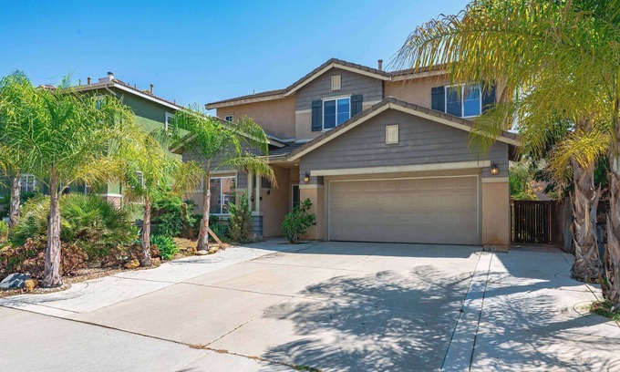 Moreno Valley House | Bright & Airy 5B Home Workspace & Outdoor Lounge