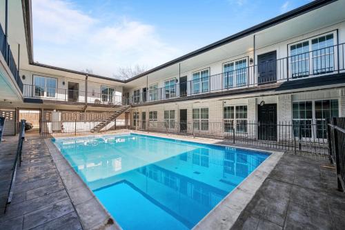 Houston Heights Apartment | Bright and Airy 2BR with King Bed Free Parking and Pool