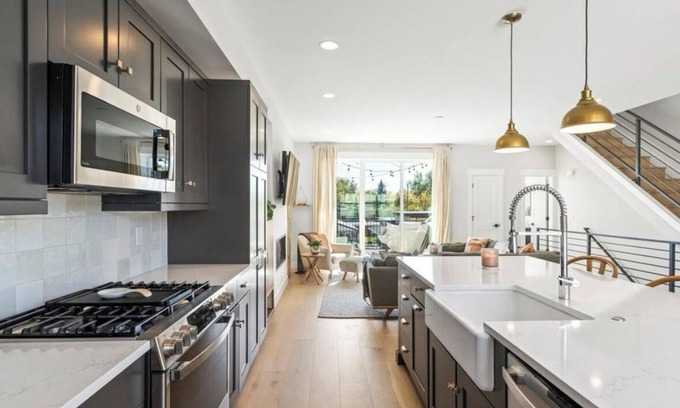 Arvada Plaza Area House | Bright and Warm 3B/4B Entire Townhome just blocks from Charming Old Town Arvada