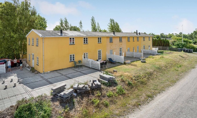 Reersø Apartment | Bright apartment located in a quiet area, close to the sandy beach.