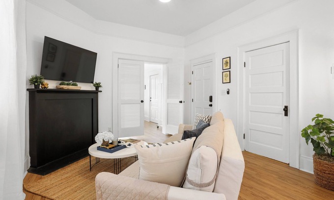 Metropolitan Apartment | Bright Modern Coastal Retreat Near SCAD, 5-Minute Walk to Starland Yard + Food!