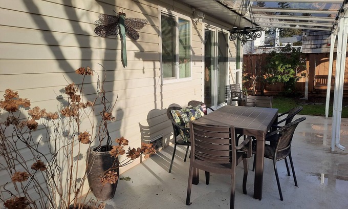 Regional District of Nanaimo House | Bright, modern rancher. Private and centrally located.