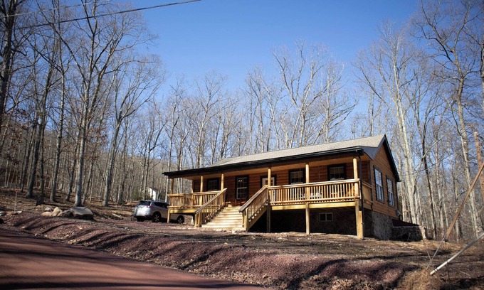 Hickory Hills Cabin | Bright & quiet cabin near mountain attractions