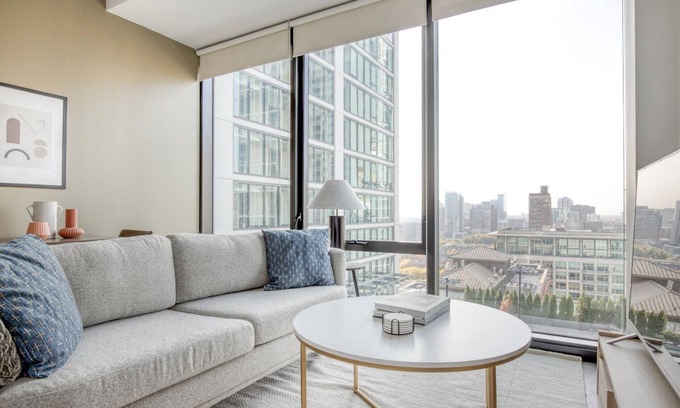South Loop Apartment | Bright South Loop Studio w/Pool, BBQ & Gym, nr Grant Park, by Blueground