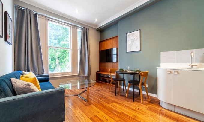 Addison Apartment | Bright & Spacious 1BDR Apt near Lakeside Road