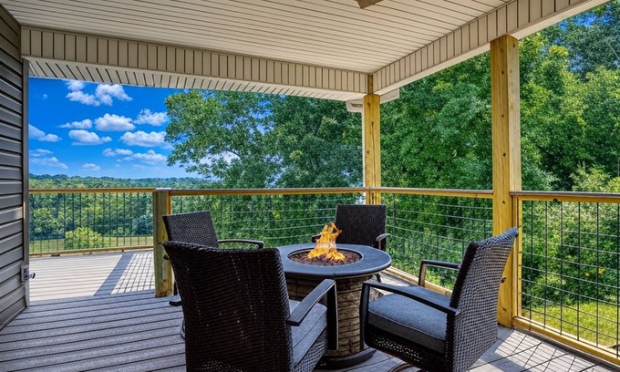 Kodak House | Broadview, River, Golf Course, Games, free Attraction Tickets, WIFI!