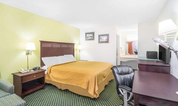 Lookout Valley Neighborhood Association Resort | Budget-Friendly Stay at Knights Inn Chattanooga! Onsite Pool, Free Parking!