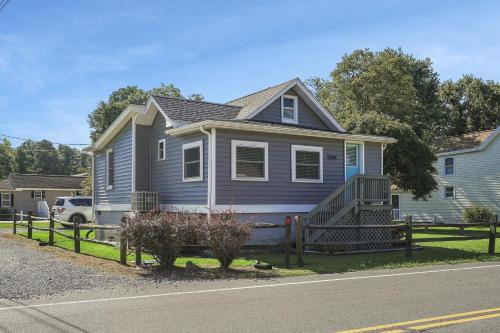 Chincoteague House | Bue Crab Bungalow - Charming in-town cottage!