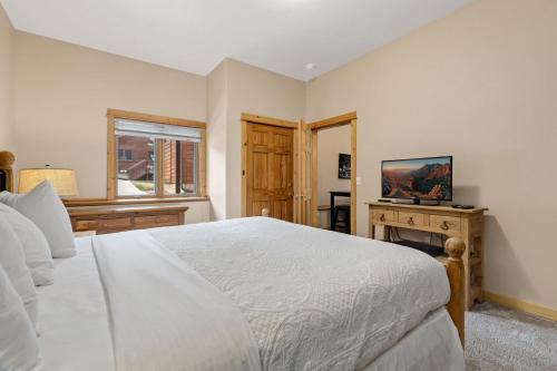 Fall River Estates Apartment | Bugle Pointe A13 by Estes Park Condos