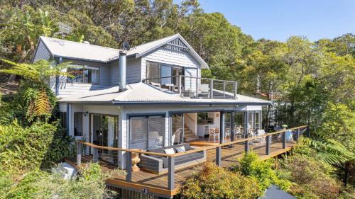 Killcare House | Bush and Bay Setting With Easy Walk To Beach