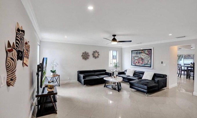 Hollywood House | By Hard Rock Guitar Hotel casino 7 min walk