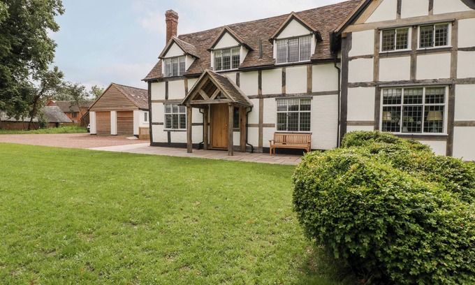 Malvern House | BYWAYS, pet friendly, luxury holiday cottage, with hot tub in Malvern