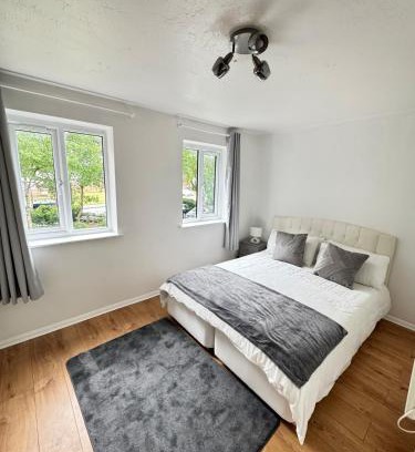 East Wickham Apartment | C&S Luxe - Work & Explore - London, Greenwich, 02 arena, Nature views, Free Parking & Park retreat perfect for Long stays