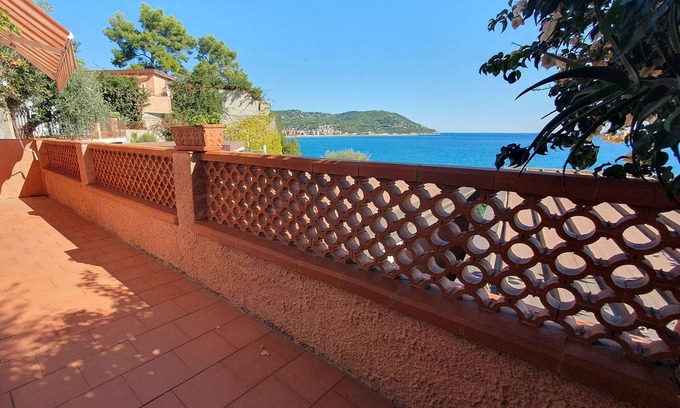 Andora Villa | C22 Beach Front Little Villa - spa Bath, Pool, Private Beach