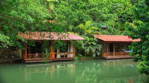 Penas Blancas Hotel | Cabañas del Lago