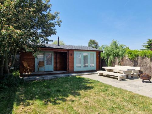 Margate Ski Chalet | Caban Cwtch - Log fire, pool table, hot tub cinema