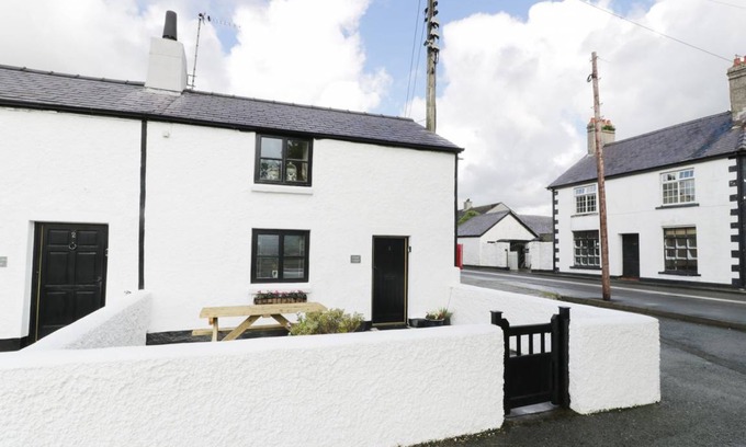 Brynsiencyn Cottage | Cabin ∙ 1 bedroom ∙ 4 guests