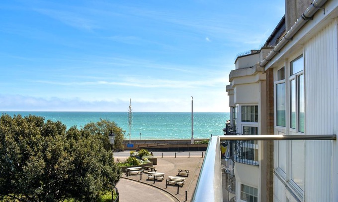 Bognor Regis Cottage | Cabin ∙ 2 bedrooms ∙ 4 guests