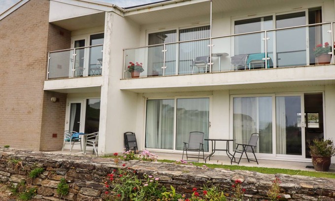 Mawgan Porth Cottage | Cabin ∙ 2 bedrooms ∙ 4 guests