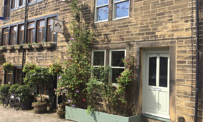 Haworth Cottage | Cabin ∙ 2 bedrooms ∙ 3 guests