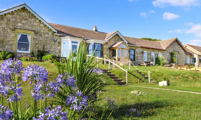 Totland Bay Cottage | Cabin ∙ 2 bedrooms ∙ 4 guests