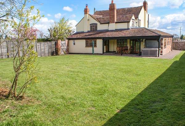 Little Malvern Cottage | Cabin ∙ 3 bedrooms ∙ 5 guests