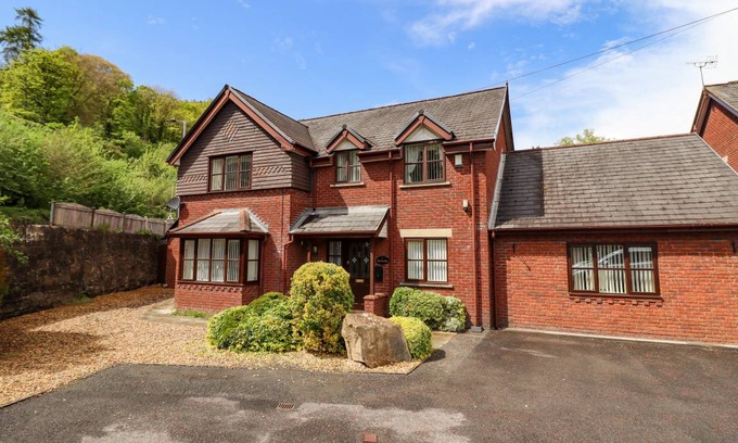 Llangollen Cottage | Cabin ∙ 5 bedrooms ∙ 10 guests