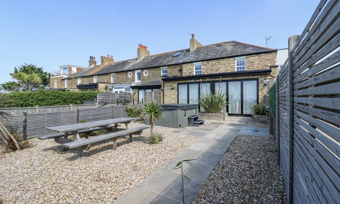 Swalecliffe Cottage | Cabin ∙ 5 bedrooms ∙ 10 guests
