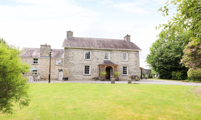 Lampeter Cottage | Cabin ∙ 8 bedrooms ∙ 16 guests