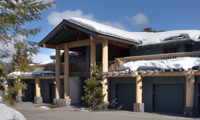 Nordic Estates House | Cabin-Style Home with Shared Hot Tub & Pool