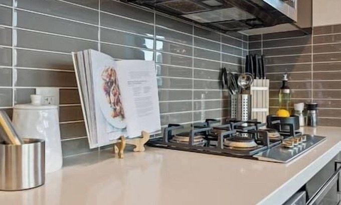Beltline Apartment | Calgary Tower View | King Bed |AC | Gym | 2BR