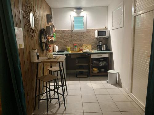 Le Lamentin Apartment | Calm stay in a lush setting