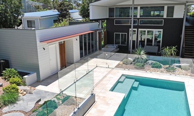 Macmasters Beach House | Calma By The Sea - Family Retreat with Pool