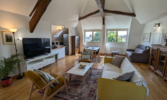 Montargis Apartment | Canal Cottage in Montargis: Charm, Gardens & Culture