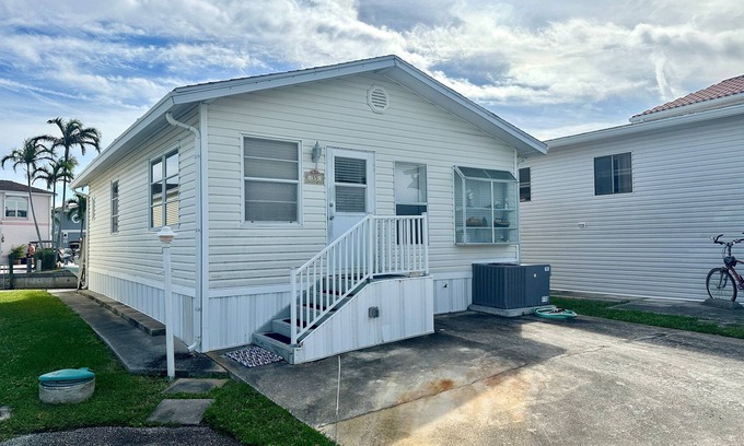 Hutchinson Island South House | Canal front 2 BR 1.5 BA beach bungalow!
