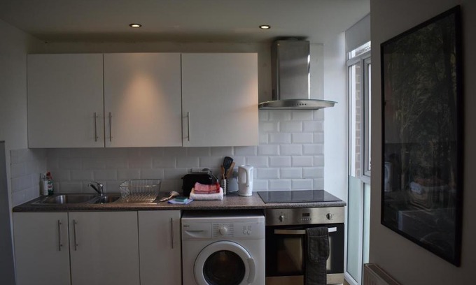 Chichester Apartment | Canal Walk, One Bedroom Apartment in Chichester City Centre - Sleeps 3