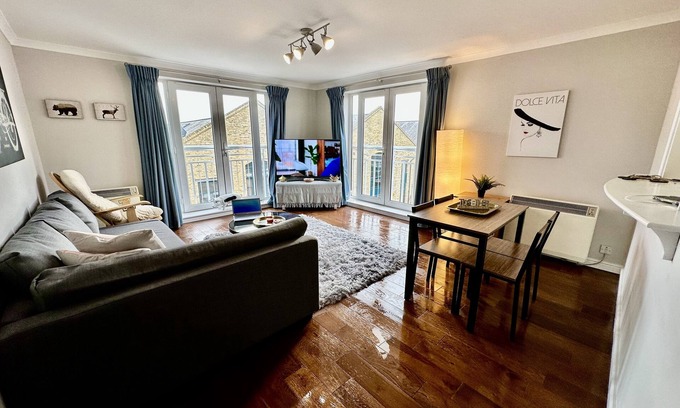 Cubitt Town Apartment | Canary Wharf Luxury apartment sleeps 6 with parking