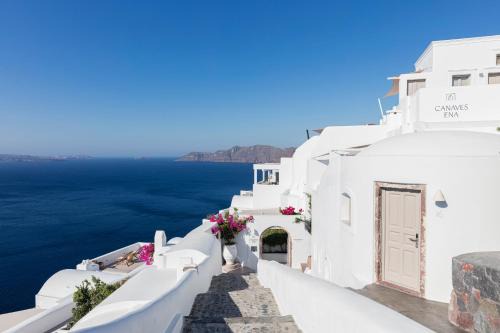 Oia Hotel | Canaves Ena - Small Luxury Hotels of the World