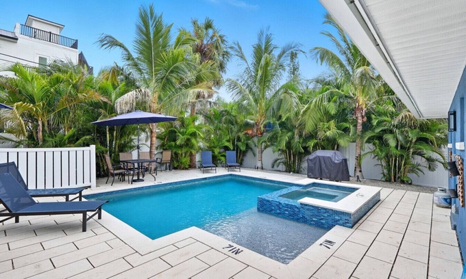 Ilexhurst House | Captain's Quarters! Bungalow steps from the beach!