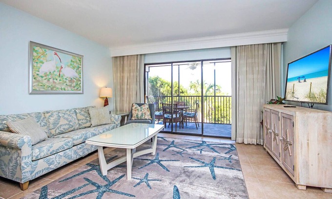 Captiva House | Captiva Resort Villas 3224 Cozy King Condo Steps from the Sand & Pool.