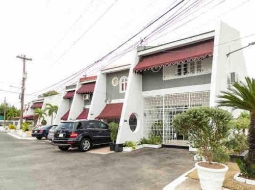 Kingston House | Captivating 2-Bed Town-House in Kingston